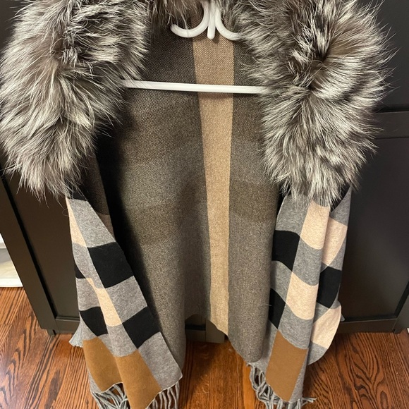 New Women’s cashmere blend cape with detachable fur collar. Belle Fare brand. - Picture 1 of 9